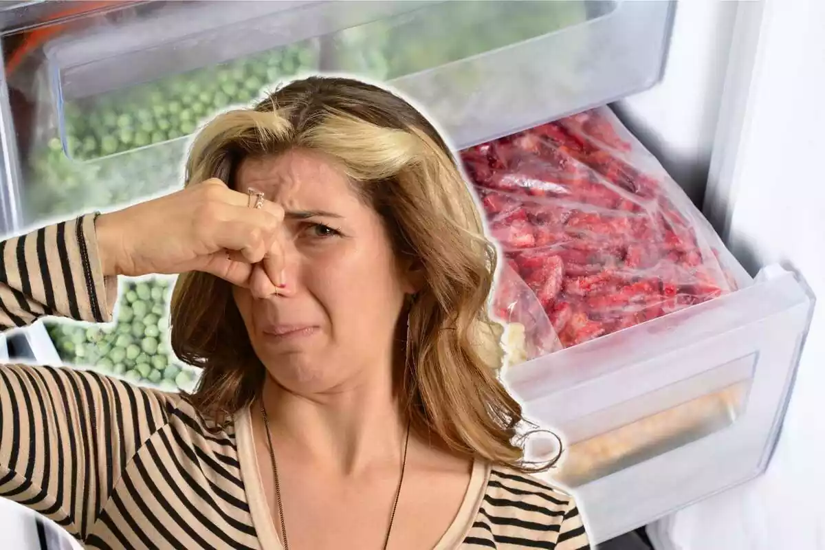 Montaje con el cajón de un congelador abierto y lleno de comida y una mujer tapándose la nariz con cara de asco