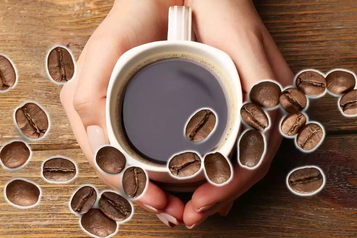 Montaje con unas manos sujetando una taza llena de café y varios granos de café