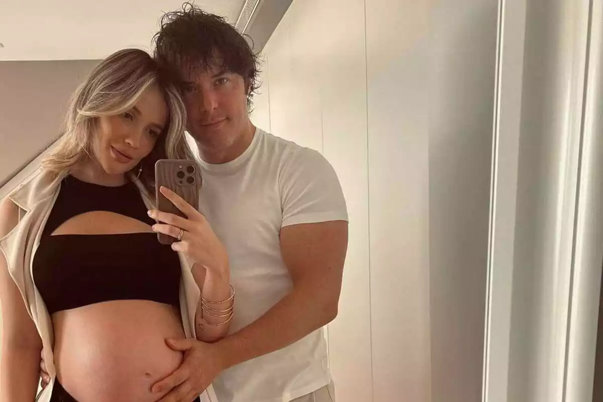 Foto de Jordi Cruz y su novia, Rebecca Lima, haciéndose una foto en un espejo mientras él le toca la barriga de embarazada