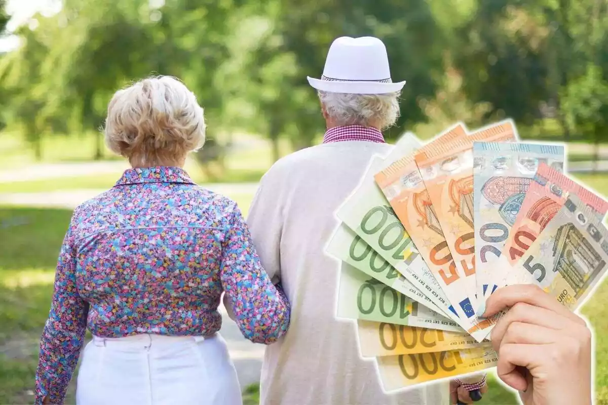 Montaje con una pareja de jubilados andando y una mano con billetes de euro Montaje con una pareja de jubilados andando y una mano con billetes de euro
